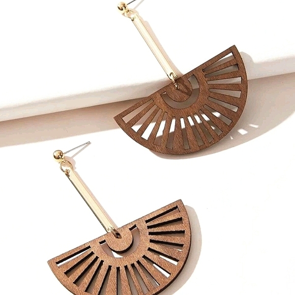 💖 2/$30 Boho brown gold fan drop dangle lightweight cute faux wood earrings - Picture 5 of 12